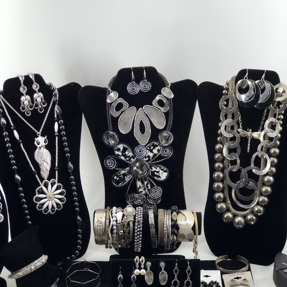 Beautiful Vintage To Now Lot With Beautiful Statement Necklaces